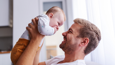 Už čtyři roky mohou novopečení tatínci čerpat tzv. otcovskou. Letos poprvé v délce 14 dní