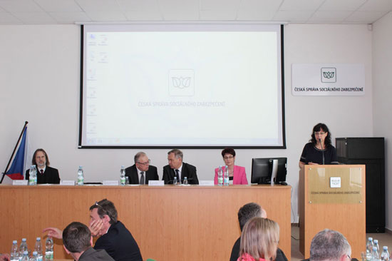 Celostatní porady se zúčastnila ministryně PSV M. Marksová